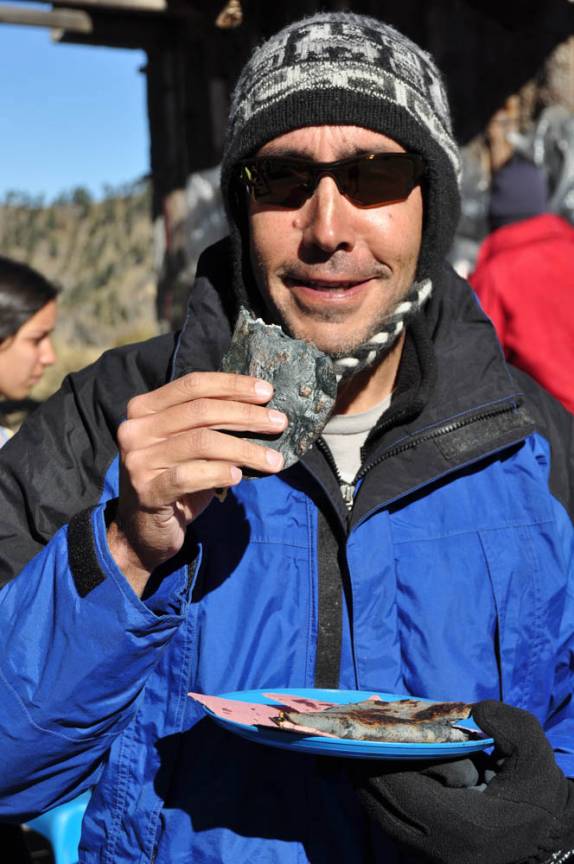 Antes de subir o vulcão, comendo quesadillas de massa escura em um restaurante aos pés do vulcão Izta, perto de Amecameca, na região central do México